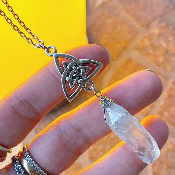 🔴 Celtic knot triquetra aura crystal necklace - Picture 3 of 8